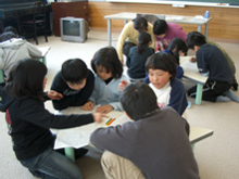 ▲5歳未満で亡くなる子どもを世界地図にぬってみて、感想を話す子どもたち