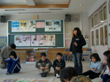 ▲5歳未満で亡くなる子どもを世界地図にぬってみて、感想を話す子どもたち
