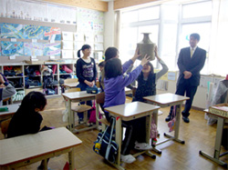 ▲水がめを頭に載せてみました“重い”
