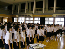 ネパール出身のボランティアから説明を聴く生徒たちと全員の「ふるさと」の合唱(右)