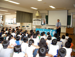 挨拶する同校第１回生の守谷常務理事