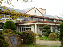 永岡小学校の外観(ＨＰより)