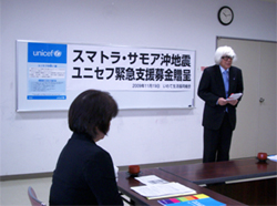 募金のお礼を述べる村田会長