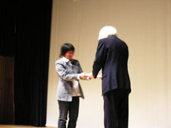 松村さんから募金贈呈(右・村田会長)