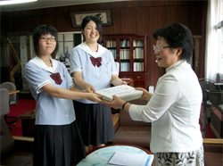 千葉・西前さんから募金を贈呈