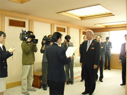 岩手県知事とのメッセージ交換(中央右：宮舘副知事と永井学校事業部長)