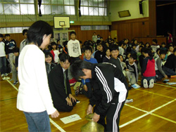 仁王小学校で「途上国の水がめ体験」