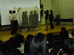 盛岡第二高校で「蚊帳体験」