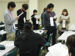 寸劇･･･感情こめて演じる学生たち