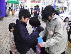 幼い兄妹が募金に協力