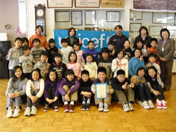 笹渡小学校の募金・感謝状贈呈式様子