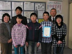 平山小学校の募金・感謝状贈呈式様子