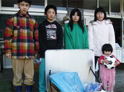 ユニセフからのボールを持つ子たち(安渡小学校避難所)