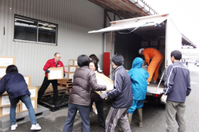 被災地に向けて積み込みする岩教組ボランティア