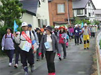直前までの雨で若干増水した中津川べりを歩く参加者たち
