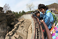 ©日本ユニセフ協会⁄2011⁄K.Gotoボランティアさんとサルを見る子どもたち。