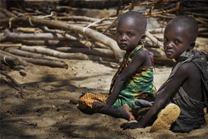 UNI114826:  ©UNICEF/NYHQ2011-1115/Holt 栄養状態を調べる検査を受けるために待つ子どもたち。