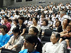熱心に聴視する参加者たち