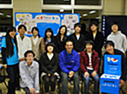 ジャコモさんと記念撮影　©日本ユニセフ協会