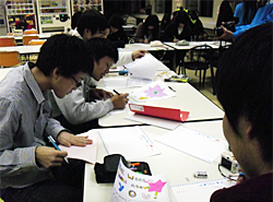 子どもたちに真剣に返事を書く学生たち