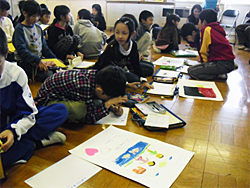 お手紙の返事を書く5年生たち