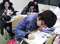 返事を書く県立大の学生たち