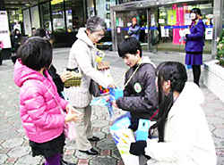 カワトク前で募金する親子連れ