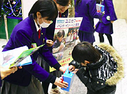 イオンモール盛岡で募金する子ども