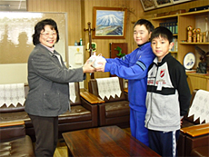 大新小学校の贈呈の様子