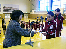 角浜小学校で感謝状贈呈の様子