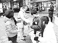 2011年度ハン･イン・ハンド募金活動の様子(4頁掲載)