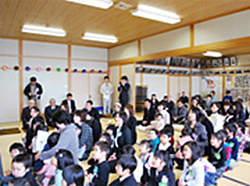 見守る保護者の皆さん　(©日本ユニセフ協会)