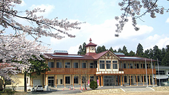 三ケ尻小学校の外観(同校HPより)