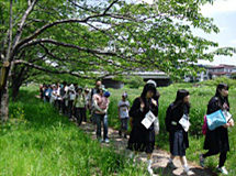制服姿の高校生、だっこ姿のお母さんなど・・・