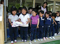 お礼を読み上げる園児たち(みどり幼稚園)