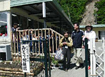 再会を喜ぶ高橋さんと佐藤さん(中央：佐々木理事長)