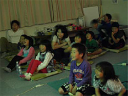 映画を観る子どもたち