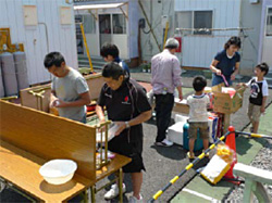 おやつを作る子どもたち