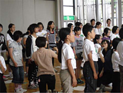 手をつなぎ、楽しそうに歌う子どもたち