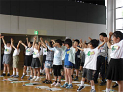 手をつなぎ、楽しそうに歌う子どもたち