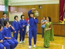 水がめを肩に乗せ、水くみ体験(右端：松原)