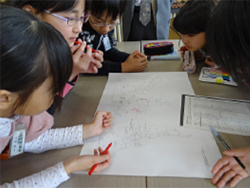 ▲地図に亡くなる子どもの数別に色分けする子どもたち