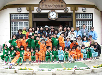 2012年10月25日大槌町おさなご幼稚園園児たちと球根ボランティアのみなさん