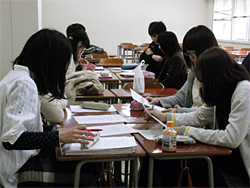 グループで真剣に話し合う学生のみなさん
