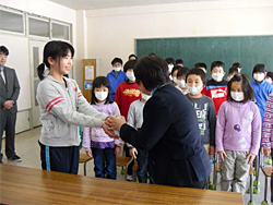小屋瀬小学校で募金を贈呈いただきました