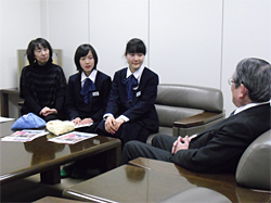 加藤副会長(後姿)と懇談する皆さん