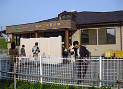 大槌保育園前を視察するシュガーレディの一行