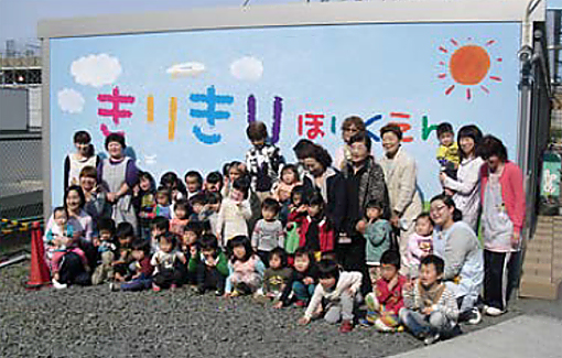 園児たちと記念撮影する視察団の皆さん