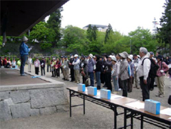 梅澤明美さんの司会で出発式