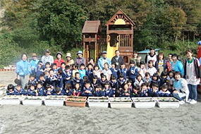 みどり幼稚園の園児たちと園庭で記念撮影